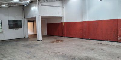 Gran bodega amplia,  cuenta oficina, dos baños .sin hipoteca  área de 100mt2   valor  venta 490.0000.000 millones negociable, cerca a centro comerciales , colegios, y vías  principales. 