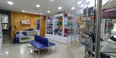 Local comercial en venta en el centro de Medellín, ubicado en pasaje comercial entre dos de las principales avenidas como son Sucre y Av. Oriental. Cuenta en el primer piso con un área comercial de 32.33 m2 y un mezanine para almacenaje o bodega con 37.89 m2. Tiene baño privado, puerta vidriera con vitrina comercial, piso en porcelanato. Cerca a parques, clínicas, zona bancaria, amplias rutas de transporte y comercio en general. 950-3196