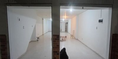 Codigo 30045. Local en arriendo ubicado en Rionegro sector El PorvenirEn sector con alto flujo peatonal y transporte Público.Local con una altura de 2.4 metros.Cuenta con: Persiana enrollable, Cocineta, Vitrina, Baños comunes: 2, Altura de puerta: 2 metros, Tipo de energía: Monofasica y con pisos de cerámica.