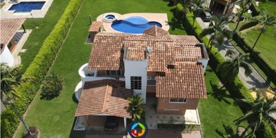 Te presento una casa campestre de ensueño, ubicada en la encantadora ciudad de Pereira, en el departamento de Risaralda. Con una superficie total de 1650 M2, esta propiedad es perfecta para aquellos que buscan un estilo de vida tranquilo y rodeado de naturaleza. Con área construida y privada de 1650 M2, tendrás un espacio amplio y cómodo para disfrutar con tu familia o amigos.

Esta casa cuenta con 4 habitaciones, ideales para alojar a tu familia y amigos. Además, encontrarás 2 baños completos, perfectos para garantizar la comodidad y la intimidad de todos los miembros del hogar. Y para mayor conveniencia, cuenta con 2 garajes para que aparcar sea una tarea sencilla.

Al entrar a esta propiedad, te encantará su distribución y diseño. En el interior, encontrarás características como armarios empotrados en cada habitación, un balcón con una vista panorámica impresionante, baño auxiliar y un baño en la habitación principal. La barra estilo americano es perfecta para disfrutar de deliciosas comidas junto a tus seres queridos, mientras que la cocina equipada y la cocina integral te permitirán preparar tus platillos favoritos con facilidad.

En cuanto a sus características externas, esta casa cuenta con acceso pavimentado para una fácil llegada, además de una amplia zona de árboles frutales y áreas verdes que te permitirán disfrutar de la naturaleza en todo su esplendor. La propiedad también cuenta con un área social, ideal para realizar reuniones y eventos, una barbacoa y una cancha de fútbol para mantenerte activo y entretenido.

Además, podrás disfrutar de la tranquilidad y la privacidad gracias a la presencia de vigilancia en la zona. Para un estilo de vida más relajado, la casa también cuenta con una piscina y un hermoso jardín, perfectos para relajarse y desconectar de la rutina diaria. Y para los más pequeños de la familia, hay una zona infantil donde podrán jugar y divertirse en un ambiente seguro.

Si buscas un lugar donde vivi