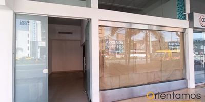 Te ofrecemos este espacioso local de 116m2, ubicado en el centro comercial San Diego en la ciudad de Medellin. El local se encuentra en el primer piso, por lo que es de fácil acceso. Cuenta con una cocineta sencilla, amplia vitrina, pisos en porcelanato en excelentes condiciones que le dan una apariencia moderna y elegante.  San Diego es reconocido por ser uno de los centros comerciales mas visitados de la ciudad,  generando que tu marca sea mas reconocida.