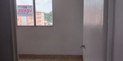 Apartamento con tres habitaciones, un baño, sala comedor, cuarto de ropas y cocina semi integral, iluminado.  Mayores informes 3173788354 $260.000.000