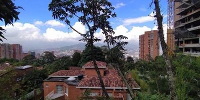 Venta de casa ubicada en sector del poblado lote de 600 mts , área construida 430 mts, 5 habitaciones con closet ,7 baños,habitacion del servicio, cocina integral abierta ,balcón, terraza, chimenea, cuarto útil ,4 parqueaderos