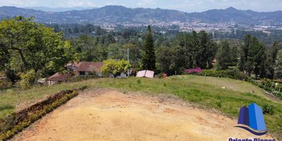 Vendo lote en parcelación ubicado en el municipio de La Ceja Antioquia, vereda las lomitas. Tiene un área total de 3.375m2. El lote cuenta con topografía plana donde puedes construir la casa de tus sueños en un entorno natural y tiene una excelente vista hacía el municipio de La Ceja Antioquia.

La propiedad se encuentra ubicada cerca a la vía principal que conduce La Ceja – La Unión y facíl acceso al transporte público.

Nota: Tiene ingreso vehícular hasta el lote.