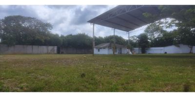 EXCELENTE LOTE INDUSTRIAL EN ARRIENDO  -VILLAVICENCIO
Excelente lote industrial en arriendo compactado y con cerramiento, su área total corresponde a 3.400 m2, los cuales están conformados por 250 m2 de área de oficinas, con 3 baños y con cocineta, tiene una zona con cubierta de 650 m2, su patio de patio de maniobra 2.500 m2, energia 75 KVA y servicio de agua.
