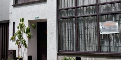 CASA EN ARRIENDO MORATO
COMERCIO - OFICINAS
Dirección:    Av. Carrera 70 No. 105-07
Barrio:     Morato
Ciudad:    Bogotá
Vr. Arriendo   $ 4.300.000 
Vr. Admon:   N.A.
Estrato:    4
Area:    207 mts2
Tiempo construido:  + 30 años
Uso:    Vivienda - oficinas - 
Casa amplia, de dos pisos.  Excelente ubicación.  Primer nivel: Ante jardin, ingreso a la casa por entrada principal; Sala amplia con desnivel, doble altura, chimenea, pisos en baldosa, un baño, Comedor amplio, con salida al patio, principal, Hall y escaleras al segundo piso, Cocina amplia con alacena, salida a la zona de ropas amplia con tamaño de una alcoba, cuarto y baño de servicio, patio descubierto zona verde.  Segundo nivel: Hall amplio, Estudio con vista a la sala, tres habitaciones y un baño.  Garaje para dos o tres carros.  La casa es muy iluminada, los usos permitidos van desde vivienda, oficinas, bodega, instituciones, etc.  en avenida principal, con excelente servicio de transporte público. Mayores informes 3173788354