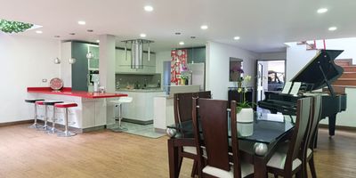 Casa en venta en unidad cerrada cerca a centros comerciales, restaurantes, supermercados, parques, vias principales, rutas de transporte publico y servicios complementarios. Piso en madera, dos niveles, puerta de seguridad, sala y comedor independiente, estudio, estar de tv, 3 alcobas con baño en cada una, jacuzzi, cocina integral abierta tipo americano, alcoba y baño de servicio, balcon, terraza, jardin y parqueaderos paralelos cubiertos. Conjunto cerrado con salon social, parques infantiles, placa polideportiva, zonas verdes, vigilancia 24 hrs, citofonia y circuito cerrado de tv. *Inmuebles sujetos a verificación de disponibilidad.*