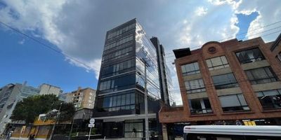 Este moderno y conveniente espacio se encuentra en el corazón de la vibrante ciudad de Bogotá D.C., en una de las zonas más prestigiosas y en constante crecimiento de Cundinamarca. Con una ubicación estratégica y accesible, esta oficina es ideal para aquellos que buscan un lugar donde establecer su negocio y hacer realidad sus ambiciosas metas profesionales.Con un área de terreno de 31.54 M2 y un área construida de 34.98 M2, esta oficina brinda un espacio óptimo para desarrollar todas tus actividades de forma eficiente y cómoda.La comodidad es una prioridad en esta oficina, lo que se refleja en sus excelentes instalaciones. Dispone de 1 baño para tu mayor comodidad y, para tu tranquilidad, cuenta con 2 garajes que te permitirán dejar tu vehículo con total seguridad mientras trabajas.No dejes pasar más tiempo y ven a conocer las posibilidades que esta oficina tiene para ti. ¡Te esperamos! Contáctanos para más información y reserva tu visita ahora mismo.