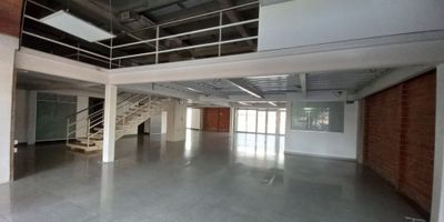 Local comercial de 438 m2, 3 baños, 2 parqueaderos, en primer piso, muy espacioso, buenos acabados, excelente vitrina. Ubicado en Centro Empresarial con portería 24 horas, cuenta con parqueaderos privados, Circuito cerrado de TV, auditorio, zona de comidas. fácil acceso, con cercanía a transporte público. Ideal para entidades financieras.

Cerca de la Estación Poblado del Metro, Avenida Guayabal, Autopista Sur, Centro Comercial Monterrey.

Asesor Milton Lozano, WhatsApp 320 911 4548

Código Wasi 5241385
