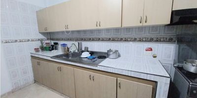 VENTA casa bifamiliar barrio El Rodeo ubicada a dos cuadras de la Autopista Suroriental, primer piso área 93.64 m2 consta de 4 habitaciones, sala comedor, cocina amplia y enchapada, 2 baños, zona de lavado, patio de ropas, bodega pequeña, pisos en cerámica.  Segundo piso área de 86.54m2 + 22 m de terraza, consta de 3 habitaciones, la principal con baño, estudio, sala comedor, baño auxiliar de alcobas, cocina, acceso a terraza por gradas donde se encuentra la zona de oficios. 
