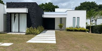 RIVERA- HUILA CONDOMINIO CAMPESTRE HACIENDA SAN MIGUEL, Área 1.484 M2, construida 462.27 M2, el codominio cuenta con Portería 24 horas, piscina para niños y adultos, lago, cancha múltiple, parque infantil, salón social, senderos peatonales, zonas verdes, Casa de tres niveles consta de gimnasio, deposito, piscina y jacuzzi con hidromasajes, Bbq externo con horno de barro y parrilla para asados con diseño innovador para frescura del área, terraza exterior, amplias zonas verdes, sala, comedor, star de televisión, estudio oficina, cocina integral, cuatro habitaciones cada una con Walking Closet, baño privado, balcón y aire acondicionado, habitación principal en un área exclusiva de la casa para garantizar la privacidad y el descanso con baño completamente dotado e independiente con decoración única, baño social y baño de piscina, cuarto de servicio privado con baño y cuarto de ropas integrado.