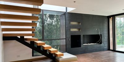 Apartamento en arriendo en unidad cerrada sector tranquilo, campestre y poco flujo vehicular. Piso en madera, dos niveles, chimenea, sala y comedor independiente, 2 alcobas con baño en cada una, cocina itnegral, balcon, terraza y parqueaderos independientes cubiertos. Conjunto cerrado sin ascensor, con zonas verdes, vigilancia 24 hrs, citofonia y circuito cerrado de tv. *Inmuebles sujetos a verificación de disponibilidad.*