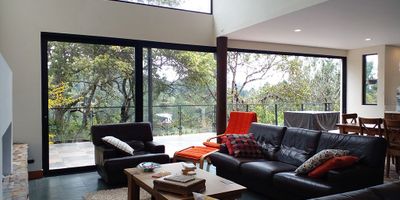 Casa amoblada en venta en unidad cerrada, sector tranquilo, campestre y de poco flujo vehicular. Piso en ceramica y madera, dos niveles, chimenea, sala comedor, 3 alcobas con baño en cada una, cocina integral abierta tipo americano, alcoba y baño de servicio, balcon, terraza, jardin y parqueaderos (4 cubiertos). Conjunto cerrado con vigilancia 24 hrs, citofonia y circuito cerrado de tv. *Inmuebles sujetos a verificación de disponibilidad.*