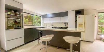 Casa de cuatro niveles, ubicada en Rionegro, distribuida de la siguiente manera, en el primer nivel, un aparta estudio con cocina, un baño y un closet. En el segundo nivel, cocina, dos baños, una alcoba, un hall y dos terrazas. En el tercer nivel, tres alcobas, las tres con baño y dos balcones. En el cuarto nivel, un aparta estudio, con una alcoba y un baño. La propiedad cuenta con un lote de 2000 metros cuadrados.