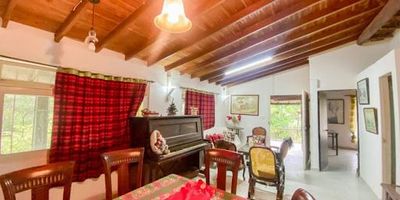 Casa de dos niveles ubicada en Guarne, distribuida de la siguiente manera, el primer nivel, cuenta con un baño social, tres habitaciones, dos habitación con baño propio. En el segundo nivel, dispone de dos habitaciones, una de ellas con baño, y un baño social adicional. La propiedad cuenta con un lote de 1200 metros cuadrados