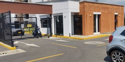 apartamento en venta en alfaguara Jamundi estrato 4 se vende en obra negra tal cual como lo entrega la constructora, tiene 3 habitaciones 2 baños, sala comedor, cocina con meson en acero inoxidable, 4 boquillas a gas, baño social se entrega con sanitario lavamanos y enchape de ducha sencillo, el espacio del baño para alcoba principal, el apartamento tiene ascensor y parqueadero propio, es un cuarto piso con excelente vista hacia las montañas, la zona social del apartamento cuenta con: Piscina para adultos y niños, gran salón social, zona bbq y cancha multiple, parqueadero de visitantes y parqueadero de motos, la porteria es estilo loft  agenda una cita conmigo y no te pierdas esta gran oportunidad de inversión