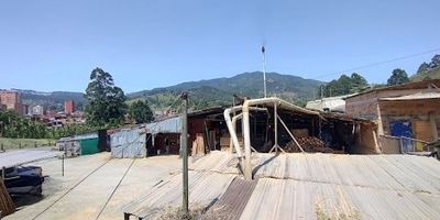 Tenemos para ti lote industrial ubicado en Caldas vereda la miel, el lote cuenta con un área de 2.800 metros, energía disponible  de 25 kva, cerramiento, agua veredal y pozo séptico  