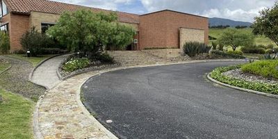 Hermoso lote en conjunto cerrado con una maravillosa vista al Valle, rodeado de tranquilidad y el verde de las montañas.  Fácil vía de acceso, vigilancia 24 horas, El conjunto cuenta con dos porterías, vías en asfalto, salón de juegos, gimnasio, cancha de tenis, cancha de baloncesto, micro fútbol, mini fútbol, golfito, bosque nativo y senderos peatonales. Excelentes vecinos