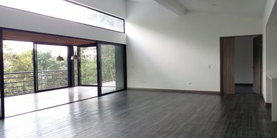 Casa en venta en unidad cerrada. Entorno tranquilo y de poco ruido. Piso en madera laminada, chimenea, sala comedor, 4 alcobas con baño en la principal, tina, jacuzzi, cocina integral abierta tipo americano, alcoba y baño de servicio, terraza, jardin y parqueaderos en area descubierta. Conjunto cerrado, parque infantiles, zonas verdes, vigilancia, porteria 24 horas, citofonia y circuito cerrado de tv. *Inmuebles sujetos a verificación de disponibilidad.*