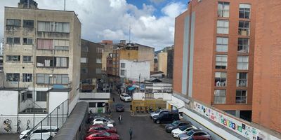 Oficina en arriendo en chapinero, muy bien ubicada , en la carrera 13, cerca a la estación de Transmilenio, en una de las zonas mas comerciales de la ciudad y rodeada de toda clase de comercio, bancos, centros comerciales y supermercados, apta para consultorio, bodega, oficina, cuenta con excelente luz natural. Cualquier información adicional contáctenos.