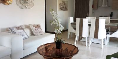 Apartamento amoblada en arriendo unidad cerrada cerca a vias principales, hoteles, vias de transporte publico y servicios complementarios. Edificación de gama alta con diseño vanguardista, una sola torre con dos aptos por piso, 26 pisos en total. Piso en marmol, sala comedor, estar de tv, 3 alcobas con baño en cada una, cocina integral abierta tipo americano, alcoba y baño de servicio, y parqueaderos lineales cubiertos. Piscina climatizada con solarium, sauna, parque infantil, salón de hobbies y cancha de squash, zonas verdes, car lobby, vigilancia 24 horas, citofonia y circuito cerrado de tv. *Inmuebles sujetos a verificación de disponibilidad.*