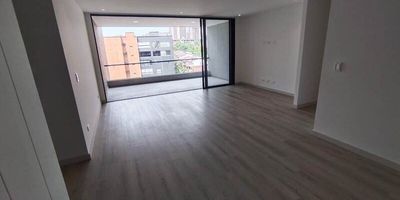 Codigo 29974. Apartamento en venta ubicado en Envigado sector CumbresValor administración: $530.000Cerca a: Cumbres, Mall Terracina y Loma del Chocho.Descripción general: 3 habitaciones con baño, 2 vestier, 1 closet, 1 baño social, Salon - comedor, Cocina abierta integral, Zona de ropas, Estar de alcobas, Balcón, Parqueadero doble paralelo, Cuarto útil, Red de gas y Servicios públicos.La unidad cuenta con Portería 24 horas, Lobbie, Salón de juegos para niños, Gimnasio, Salón social, Piscina para adultos, Piscina para niños y Zonas verdes.
