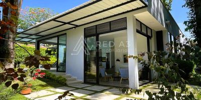 En venta casa campestre en el Condominio El Tigre. Esta encantadora propiedad de un nivel ofrece un generoso espacio de 230 m² de construcción, complementado con una terraza de 50 m². Con un total de 3 habitaciones, cada una equipada con su propio clóset y baño, esta casa brinda comodidad y privacidad para toda tu familia.

En su interior, encontrarás una distribución funcional que incluye una luminosa sala de estar, un acogedor espacio de sala comedor y una moderna cocina integral con una elegante barra de mármol. Además, sus amplias zonas verdes y frondosos árboles no solo ofrecen sombra y frescura, sino que también crean un entorno tranquilo y sereno.

El Condominio El Tigre cuenta con una seguridad las 24 horas, garantizando la tranquilidad de sus residentes. Además, dispone de amplios parqueaderos y una refrescante piscina, rodeada de espacios abiertos ideales para relajarse y disfrutar del aire libre.

Ubicado estratégicamente en la zona de mayor expansión y valorización, esta propiedad se encuentra a pocos minutos del centro de la ciudad y a solo 6 km de reconocidas universidades como Las Américas y Libre. Además, su cercanía a colegios en la vía a Cerritos la convierte en la opción ideal para familias con niños en edad escolar.

Además, disfrutarás de la conveniencia de tener parques, supermercados, centros comerciales, iglesias y una amplia oferta gastronómica y turística a pocos pasos de tu hogar.

¡No pierdas la oportunidad de vivir en este enclave de comodidad y tranquilidad! Contáctanos para obtener más información; ¡estamos aquí para atenderte con gusto