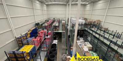 Bodega en unidad cerrada moderna, 2 puertas camión, energía trifásica de 45 kva, 15 mts de altura, techo en teja termoacustica, piso en concreto reforzado, piso en cerámica en las oficinas pisos 1 y 2, excelente iluminación, doble tubería de ingreso de red contra incendios, cuenta con un area total de 1.557m2, primer niver 1.086m2, segundo nivel 144m2, tercer nivel 266m2 y un mezzanine en madera de 66m2