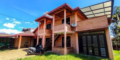 Gran casa ubicada en el sector de San Joaquín, con 430 metros cuadrados de lote y 400 metros cuadrados construidos. Cuenta con 5 amplias habitaciones, 5 baños completos, 2 balcones, 1 terraza y zona verde. Se encuentra cerca de colegios, universidades, supermercados, escenarios deportivos y clínicas, en un sector muy tranquilo.