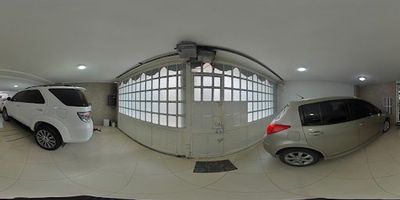 Casa Carabelas recién remodelada rentable de 3 niveles amplia: Primer piso: parqueadero para 7 carros, baño, oficina con baño privado, Segundo piso: sala comedor con acabados de lujo, cocina integral con isla,2 cuartos con closet, principal con baño privado, baño auxiliar; Tercer piso: 2 habitaciones con closet, habitación principal con Wolking closet y baño amplio con jacuzzi y ducha hidromasaje; Edificio rentable con 3 apartamentos uno de ellos dúplex de 108mts2, casa con techo eléctrico. Lugares o barrios cercanos: Ciudad Montes, Iglesia Santa Águeda, Cll 1C.