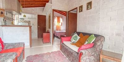 Inmueble ubicado en la vereda El Portento, del municipio de El Retiro. Casa prefabricada en buen estado, rodeada de un ambiente campestre, seguro y agradable. El inmueble cuenta con 2 habitaciones, salón comedor, zona de ropas, cocina semi integral, deck y acceso a zona verde por la cual pasa riachuelo. Cerca encontramos zona comercial de Don Diego y La Fe, La Ceja y El Retiro están aproximadamente a 15 minutos. Cómodas vías de acceso, rutas de transporte cercanas y demás sitios de interés. El inmueble se arrienda amoblado.  