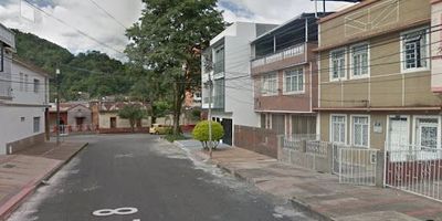 Amplia casa en belen de dos plantas totalmente independiente. 