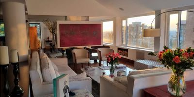 Area 465 mts mas 10 mts de terraza, vendo apartamento pent housse, espectacular vista sobre bogota y los cerros, octavo piso, sala comedor, estudio en el primer piso con bar y en el segundo piso estudio y/o estar grande, tres habitaciones cada una con baño, la habitacion principal con estudio, vestier y terraza, cocina, bar, despensa, patio ropas, cuarto  y baño de servicio, excelentes closets, dos garajes independientes, ascensor directo al apartamento, circuito cerrado de cámaras de seguridad, puertas de acceso blindadas, apts - c- dos 

 
