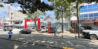 Excelente local para estrenar ubicado en el norte de cali, cuenta con un área de 200mts, facil acceso, cerca a centros comerciales,.