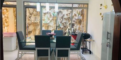 Se vende casa unifamiliar en Villa Campestre, Tuluá, Valle del Cauca, consta de garaje, sala, comedor, cocina integral,  baño social, una alcoba con closet, patio con zona de oficios.

Piso 2: sala, mirador, 3 alcobas con closet, principal con baño privado, vestier, baño social. 

Son 8 de frente por 16 de fondo mas el antejardín.

 

Contáctanos 

WhatsApp ? 310 894 4867 - 312 8316719 - 318 7245254

☎️ (602) 2244318

www.inversionesducor.com

Carrera 25 25 36 oficina 104, Centro edificio Octavio Montoya. Tuluá.
