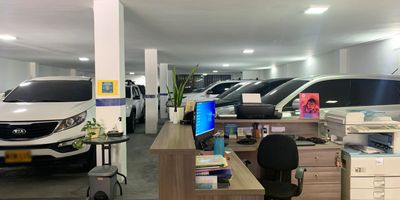 Local en arriendo ubicada cerca a centro comercial, supermercados, secretaria de Movilidad de Medellin, restaurantes, facil acceso a transporte publico y una gran variedad de servicios complementarios. Piso en porcelanato y madera, 1 espacio, baños, cocineta, cabelado de red, techo cielo raso, aire acondicionado central, energia monofasica, red de gas, vitrina. Cuenta con citofonia, bahia de parqueo, y circuito cerrado de tv. *Inmuebles sujetos a verificación de disponibilidad.*