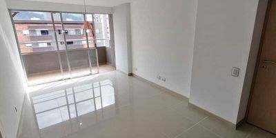 Codigo 23288. Apartamento en arriendo ubicado en Sabaneta sector Calle LargaCerca a: Bancolombia, Davivienda, Calle Larga y Avenida Las Vegas.Descripción general: 3 habitaciones, 1 vestier, 2 closet, Cocina abierta integral, 2 baños, Salon - comedor, Balcón, Parqueadero sencillo, Cuarto útil y Red de gas.La unidad cuenta con Gimnasio, Piscina para adultos, Piscina para niños, Sauna, Jacuzzi, Zona de mascotas y Parqueadero de visitantes.