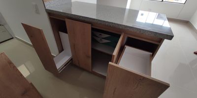 Apartamento en alquiler en zona residencial segura y conveniente, espacioso y luminoso, 2 habitaciones y 2 baños modernos, cocina integral muy completa, zona de ropas y calentador, sala y comedor. Todo esto con los mejores acabados. El apartamento tiene estacionamiento propio y el conjunto cuenta con ascensor y seguridad 24 7, 2 porterías, piscina de adultos y niños, salones sociales, canchas para deportes, zona BBQ, juegos infantiles y estacionamiento para visitantes. Contrato mínimo de 1 año directo con póliza, para más información o visitas, contáctanos al numero de celular registrado en la pagina.

Se entrega con divisiones de baño instaladas en acero inoxidable y vidrio templado.