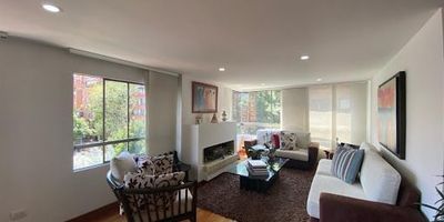 Apartamento super ubicado, iluminación natural,remodelado,buenos espacios y distribución.de fácil acceso, cerca a centros comerciales zona bancaria y empresarial