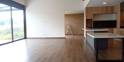 Casa en arriendo en unidad cerrada en sector campestre, tranquilo y de poco flujo vehicular. Piso en madera laminada, sala comedor, estudio, estar de tv, biblioteca, 3 alcobas con baño en cada una, cocina integral abierta tipo americano, alcoba y baño de servicio, terraza, jardin y paarqueaderos (1 cubierto). Conjunto cerrado con vigilancia 24 hrs, citofonia y circuito cerrado de tv. *Inmuebles sujetos a verificación de disponibilidad.*
