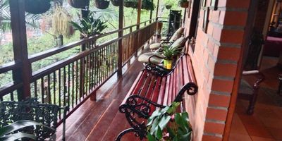 Esta hermosa y amplia finca de 540 metros cuadrados; se encuentra ubicada en el sector Pan de Azúcar, Sabaneta (Ant).

Está dividida en tres habitaciones,  un closet, dos baños, sala, comedor, cocina integral, zona de ropas, terraza, biblioteca/estudio y zonas verdes.   

¡No dejes pasar esta oportunidad única! ¡Contáctanos al 3012021300 para programar una visita y descubre más sobre esta increíble propiedad!