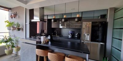 Vendo Apartamento ubicado en Suramérica cuenta con 86 m, piso alto, vista panorámica, cuenta con tres habitaciones, dos baños, sala comedor, alcoba principal con baño, cocina integral,  red de gas, calentador parqueadero para carro y 3  motos,  cuarto útil.
Unidad con Portería 24 horas cámara de vigilancia, lobby, cuenta con piscina, salón social, zona BBQ, zona picnic cancha recreativa, salón de guardería , parque infantil  zona de mascotas y sauna .
Cerca del Mall de Suramérica cerca de la estación de Sabaneta y la Estrella