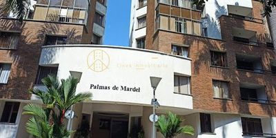 Se vende PENTHOUSE, área 215 m2, cuenta con 3 habitaciones con closet, 4 baños, jacuzzi en habitación principal, sala comedor, cocina integral, zona de ropas, calentador, cuarto de servicio, piso en cerámica, estar de tv, estudio, 3 balcones con vista panorámica, salón social, parque infantil, piscina, gimnasio, turco, parqueadero doble, vigilancia las 24 horas del día..