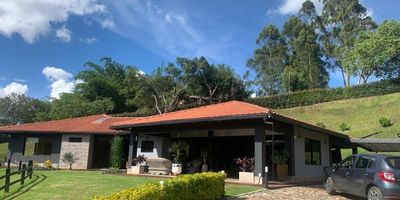 Hermosa casa disponible para venta, ubicada en sector de alta valorización de Rionegro, fácil acceso con vías  pavimentadas, la casa cuenta con acabados modernos tiene una maravillosa vista a la naturaleza la cual brinda mucha tranquilidad, totalmente independiente y privada, la casa cuenta con amplios espacios, sala comedor, cocina integral , 4 habitaciones, 7 baños, parqueadero cubierto, zonas verdes y un jacuzzi natural. Esta propiedad es ideal para vivir en medio de la naturaleza pero muy cerca de la zona urbana .