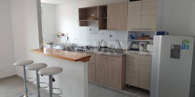 Se vende apartamento en Bello, en la unidad Mirasol 2 Ph, este apartamento de 54 m2, cuenta con excelentes acabados y una buena distribución que optimiza cada uno de sus espacios, al ingresar te encontrarás con una amplia zona social prevista para la sala, el comedor, zona para un estudio, balcón con una excelente vista panorámica, cocina integral y zona de ropas, cuenta con un baño social completo y dos habitaciones cada una con closet y la principal con su propio baño; el apartamento se encuentra ubicado en la unidad cerrada de Mirasol 2, cuenta con vigilancia las 24 horas y zonas verdes de esparcimiento, el sector cuenta con un fácil acceso a una amplia variedad de bienes y servicios y muy buenas rutas de transporte.

¿Quieres conocerlo? Hay mucho más por conocer con relación a esta propiedad, Contáctame para resolver tus inquietudes.