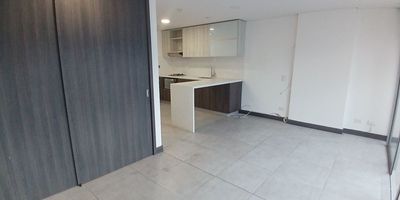 Codigo 30164. Apartaestudio en arriendo ubicado en El Poblado sector Ciudad del RioPara estrenar en un sector tranquilo, seguro para vivir y con facilidad de transporte.Cerca a: Bancolombia, Clínica del Prado, Teatro de Arte Moderna, Centro comercial Premiun Plaza, Punto Clave y Avenida Las Vegas.Descripción general: 1 habitación con closet, 1 baño, Salon - comedor, Cocina abierta integral, Zona de ropas, Balcón, Parqueadero sencillo, Cuarto útil, Red de gas y Servicios públicos.La unidad cuenta con Portería 24 horas, Parque infantil, Gimnasio, Salón social, Zona de bbq, Piscina para adultos, Piscina para niños, Turco, Zonas verdes, Zona de mascotas y Parqueadero de visitantes.