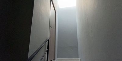 Codigo 30132. Oficina en arriendo ubicada en Rionegro sector LlanograndeCerca a: Centro comercial Jardines, Centro comercial Complex, Avenida principal Llanogrande y transporte público. Oficiona con una altura de 2.4 metros.Cuenta con: Puerta peatonal, Vigilancia, Vitrina, Baños privados: 1, Altura de puerta: 2 metros, Tipo de energía: Monofasica, Cuarto útil, Número de espacios: 2 y con pisos de porcelanato.