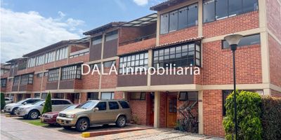 DALA Inmobiliaria vende hermosa casa esquinera remodelada en conjunto cerrado ubicado en Chía, sector de alta valorización, primer piso: sala con chimenea a gas, baño social, comedor con salida a la terraza, cocina integral con lavajillas y amplios gabinetes para almacenamiento; 2 piso: habitación principal con baño, tina, walk in closet, estudio; 3 piso: 2 habitaciones con closet que comparten un baño, amplia terraza con zona de lavandería, pisos en madera granadillo 2 parqueaderos descubiertos frente a la casa, vigilancia 24 horas, parques infantiles, salón social, amplia zona verde, cerca de vías principales, colegios universidades y centros comerciales. 

No dejes pasar esta oportunidad y vive en el hogar de tus sueños. Contáctanos ahora mismo Cod 1623 A-A-E..