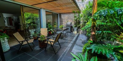 Esta exclusiva casa de 200 m2 en San Lucas, Medellin, ofrece 3 alcobas mas alcoba y bano de servicio, 2 terrazas y 2 salas, proporcionando amplitud y confort. La unidad cuenta con gimnasio y parque infantil, ideales para el bienestar familiar. Su ubicacion estrategica permite facil acceso a la avenida Inferior y esta cerca del mall San Lucas, garantizando conveniencia y proximidad a servicios y entretenimiento en un entorno privilegiado. Contactanos!