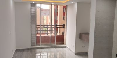 Este hermoso apartamento totalmente remodelado está listo para ti:

2 alcobas amplias con closet y cortinas blackout para mayor privacidad y descanso.

Baño moderno y equipado.

Cocina integral tipo americano con calentador a gas.

Sala iluminada con cortinas blackout, ideal para tus momentos de relax.

Balcón en piso 4 con vista privilegiada.

Ubicado en un conjunto residencial completo, con todas las amenidades que necesitas:

Parque infantil y zonas verdes.

Canchas deportivas.

Salones sociales para tus eventos.

Centro comercial integrado con tiendas D1, OXXO y Fruver.

Parqueadero público y comunal (asignación por sorteo).

Disponible a partir del 1 de diciembre – ¡No pierdas la oportunidad de vivir en un lugar que lo tiene todo!